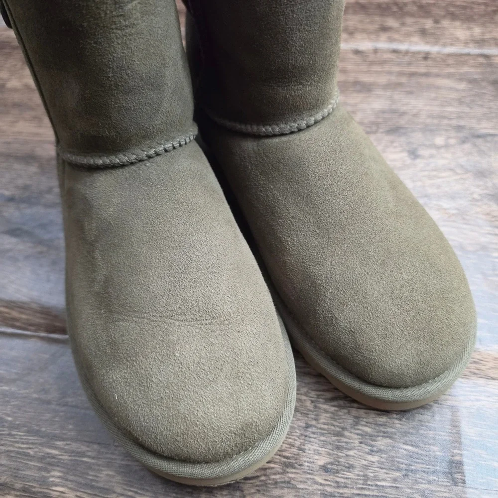 UGG Bailey Zip Short Boots Womens 8-9 Olive Green Suede Shearling Lined Winter